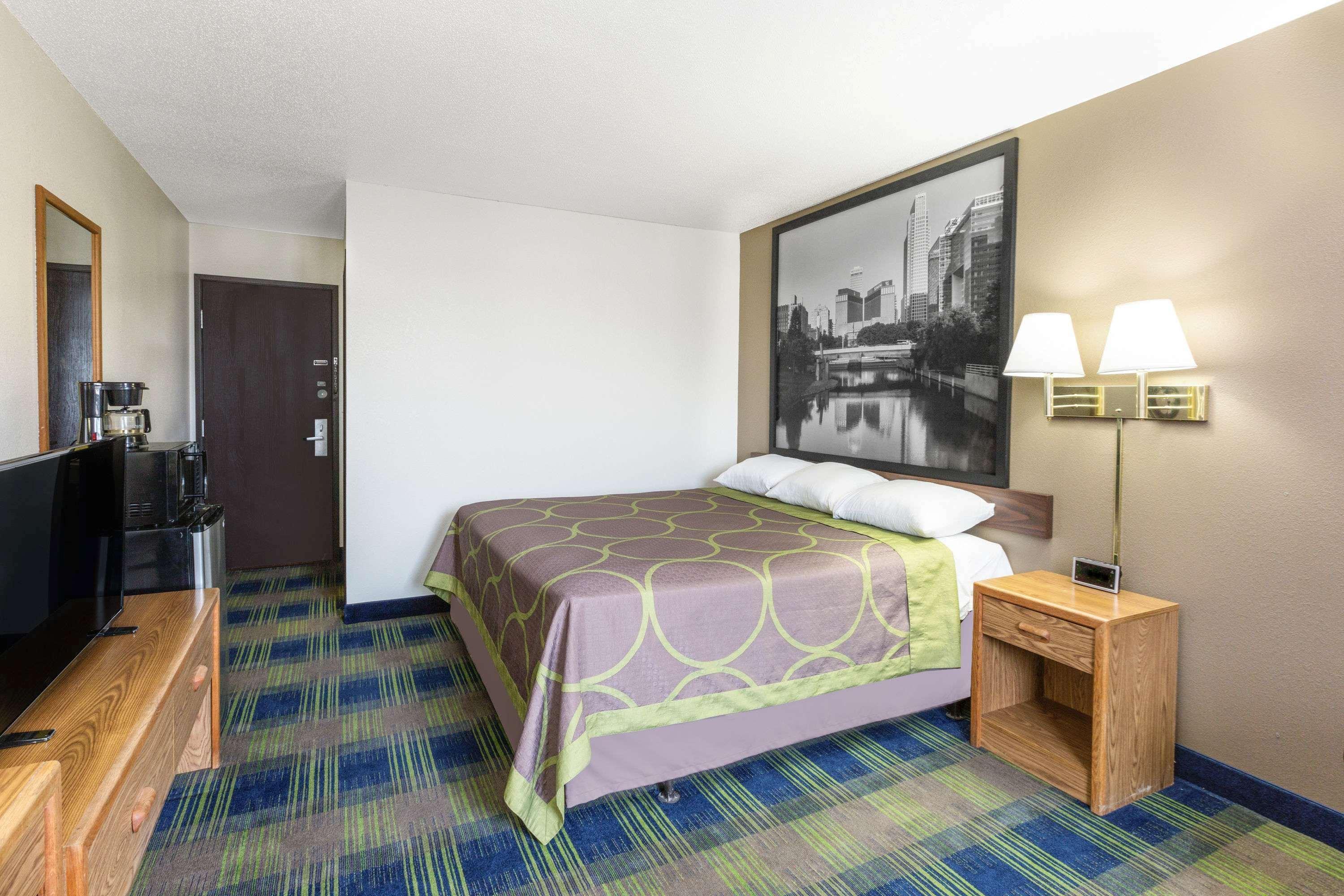 Super 8 By Wyndham Columbus Motel Exterior photo