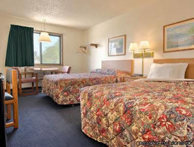 Super 8 By Wyndham Columbus Motel Exterior photo